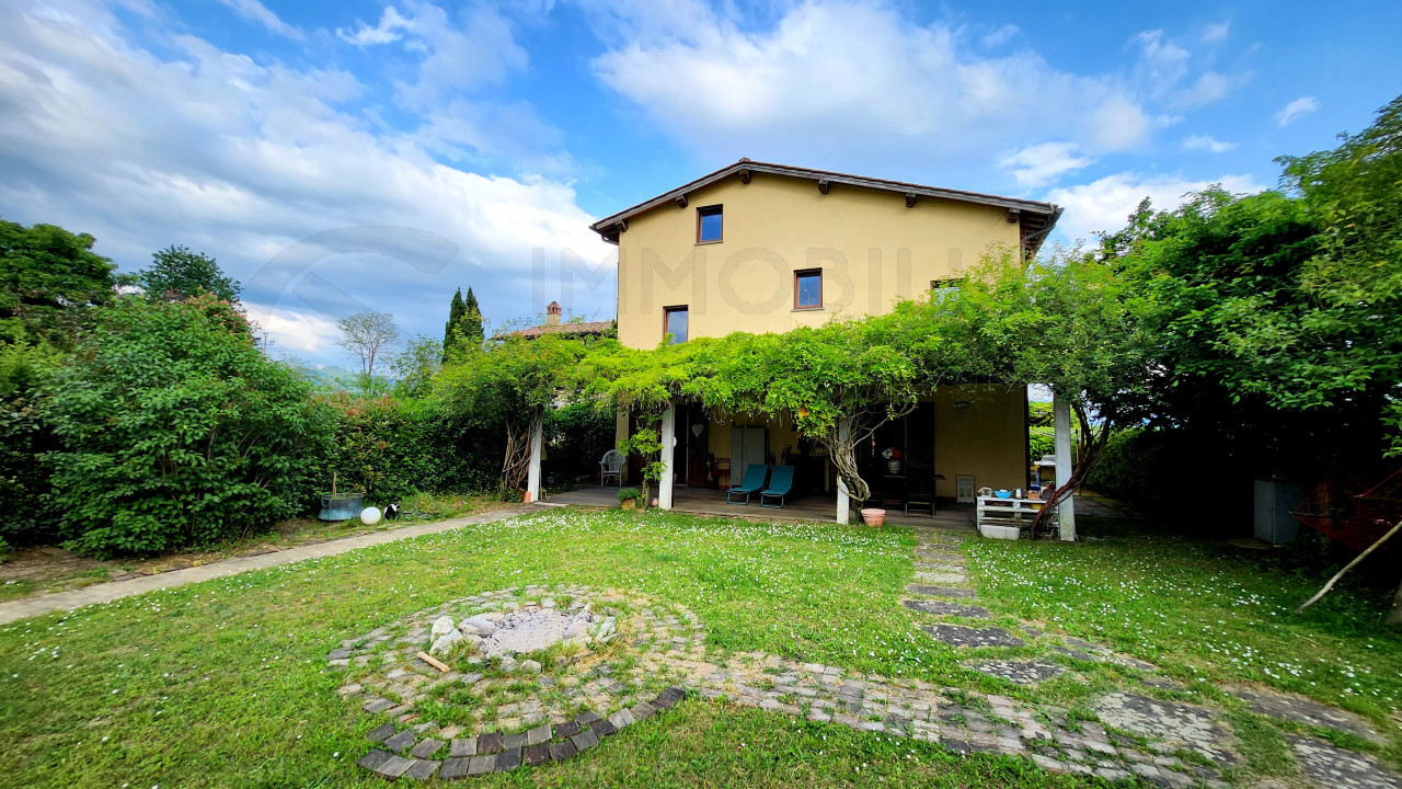 Casa Colonica con giardino in vendita a Borgo San Lorenzo