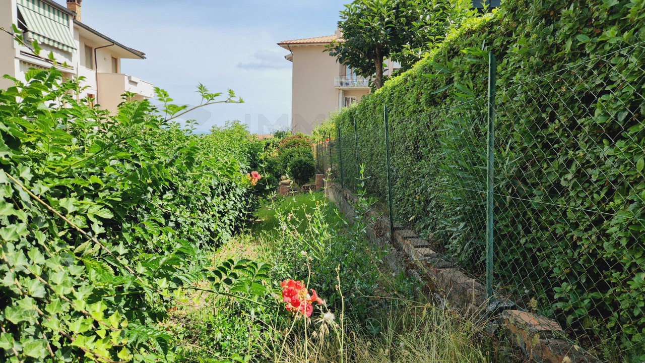 Trilocale con garage e terreno in vendita a Montaione