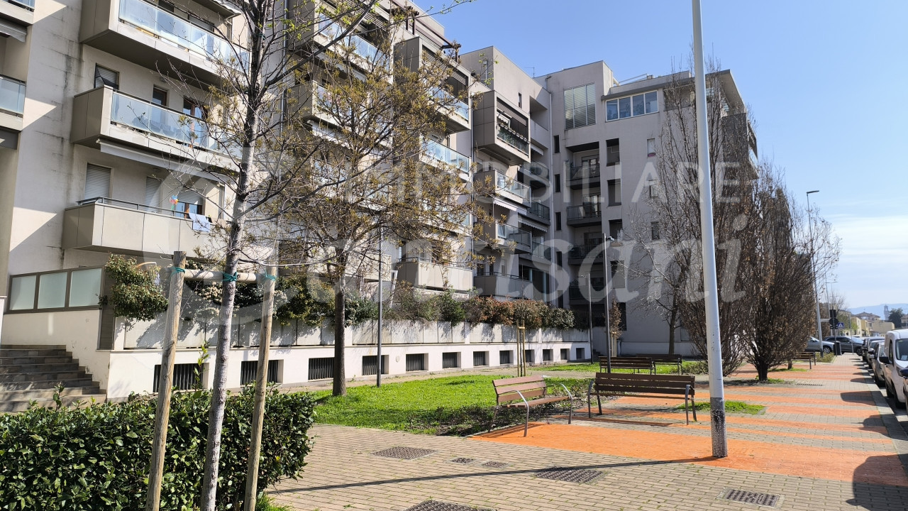 Appartamento con terrazza posto auto e cantina in vendita Centro Firenze